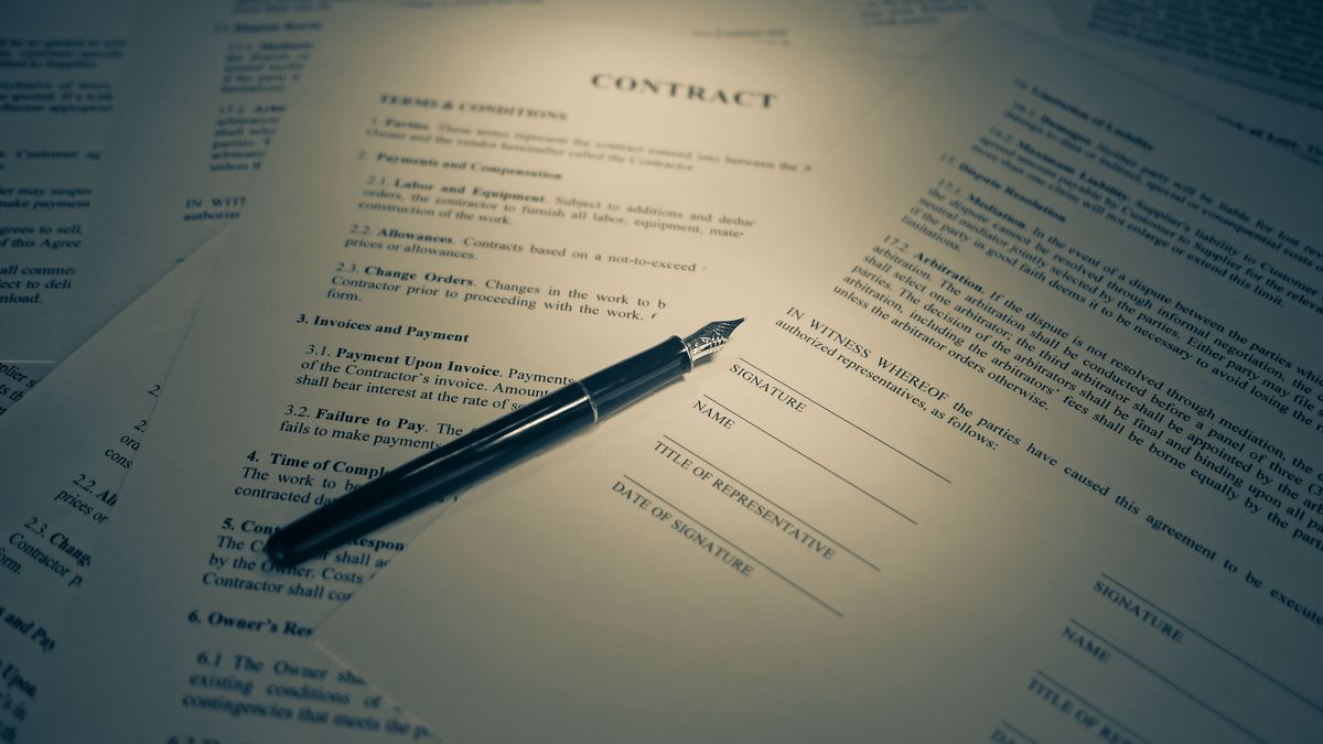 Contrat imprimé et stylo plume posé sur la ligne de signature